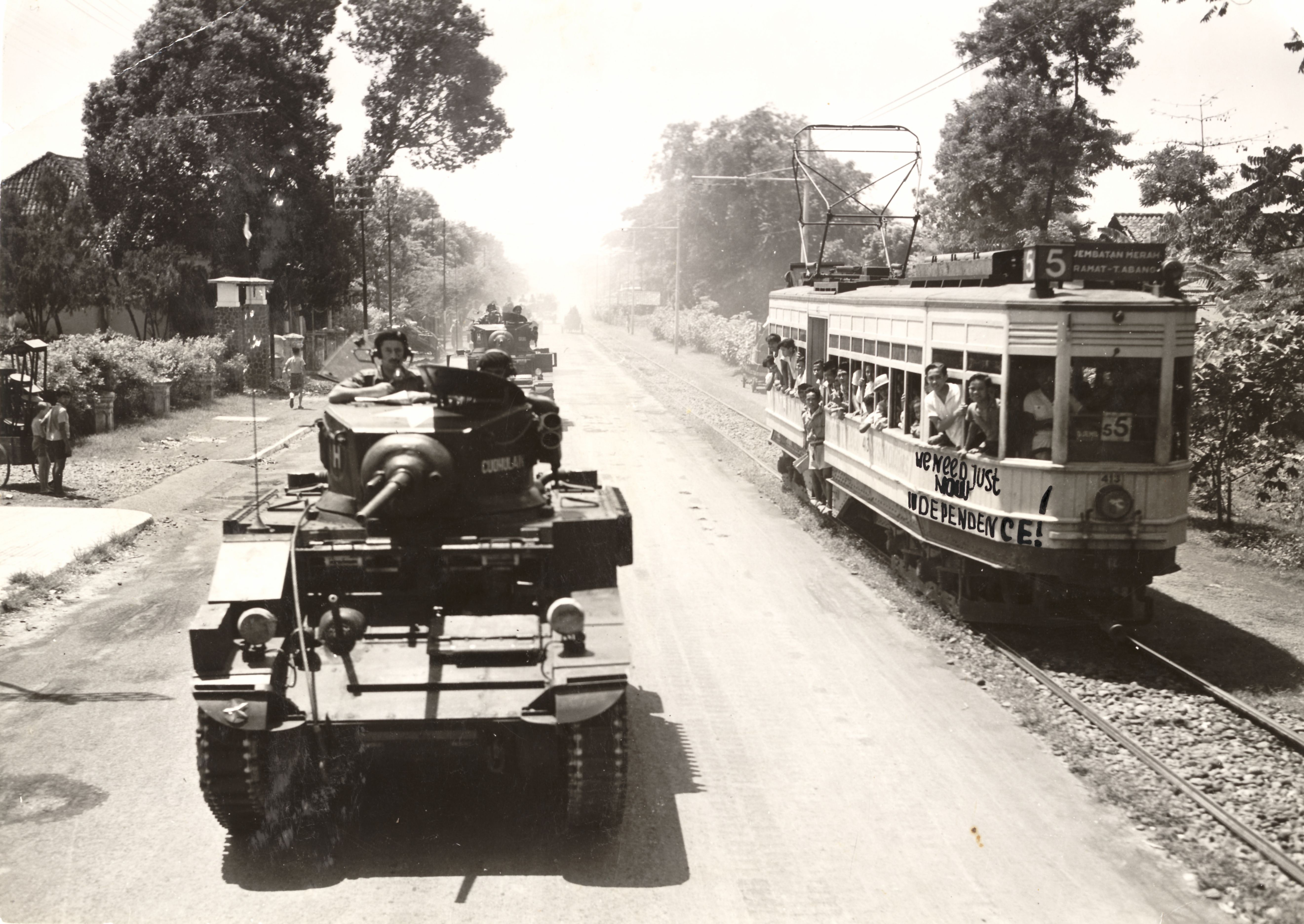 Britse tanks patrouilleren in de straten van Batavia. Op de tram onafhankelijkheidsleuzen. (Opname: 29-10-1945) BeeldbankWO2/NIOD