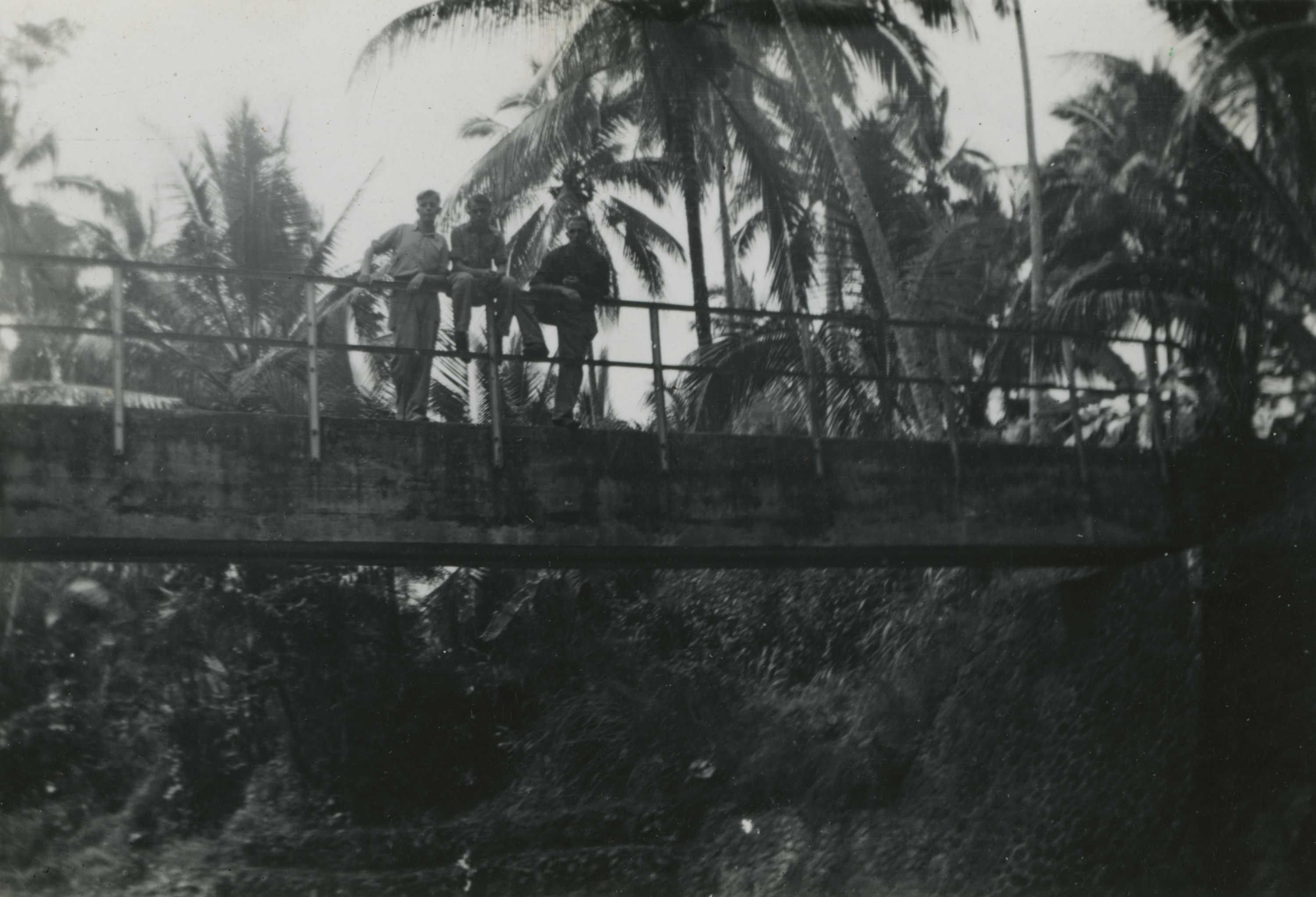 Militairen op een brug. BeeldbankWO2/NIOD